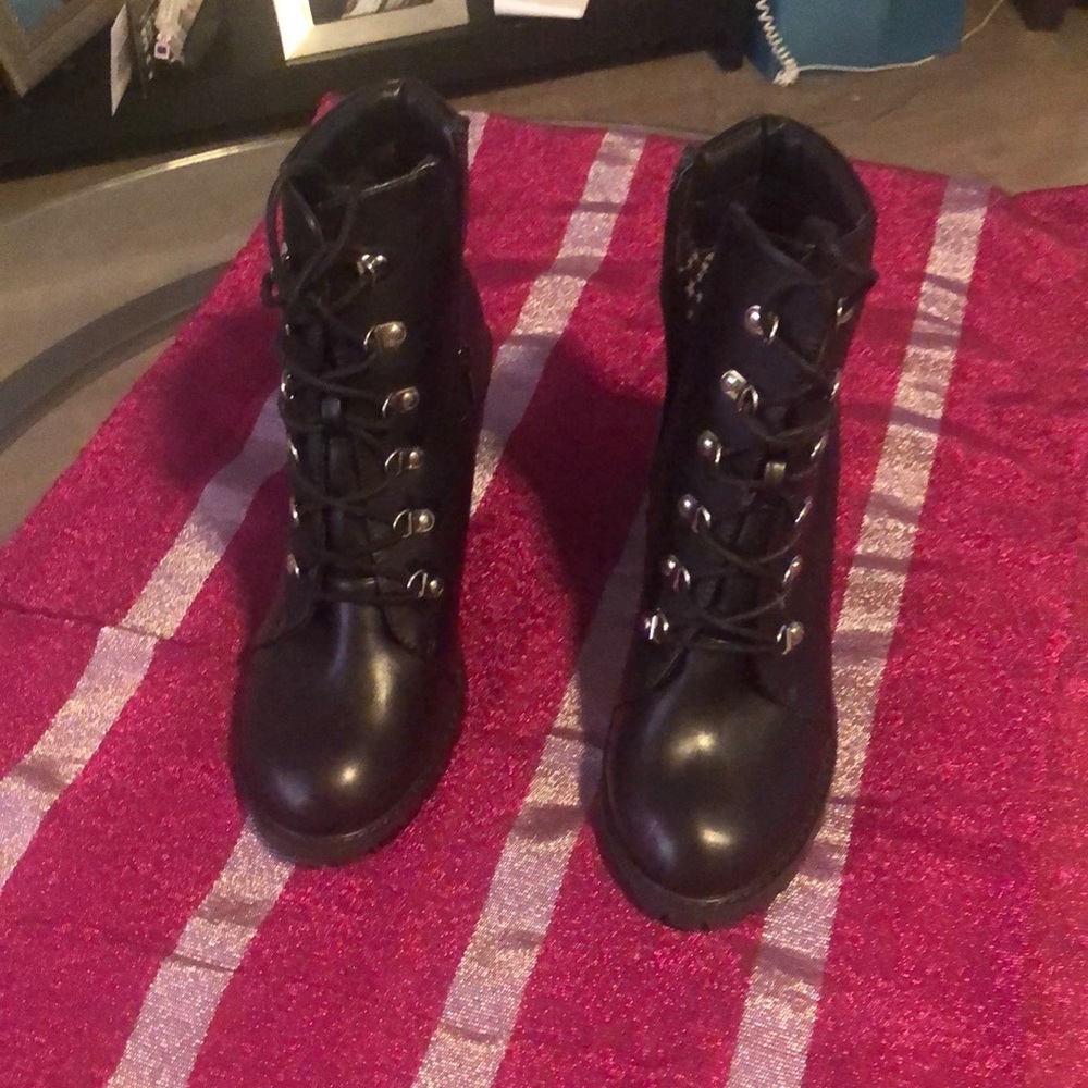Slightly used boots. Excellent condition